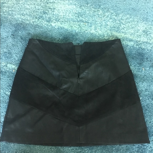 Asymmetric suede and faux leather A line skirt - Picture 3 of 4